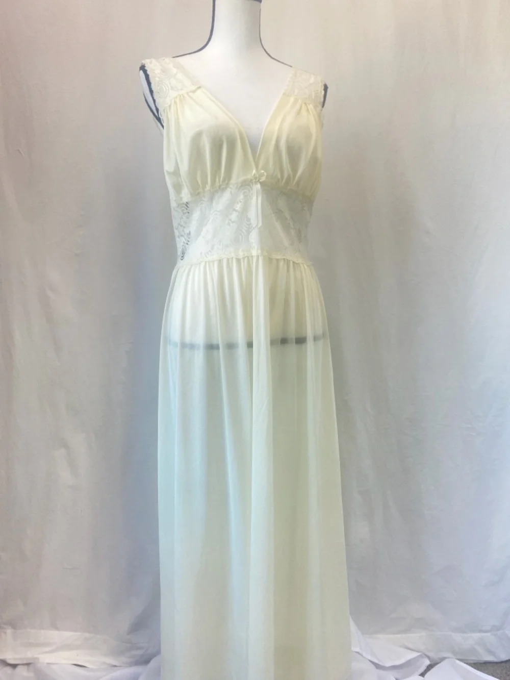 Vintage sheer nylon/chiffon nightgown lingerie Ivory Cream Lace 60s 70s Small - Picture 11 of 16